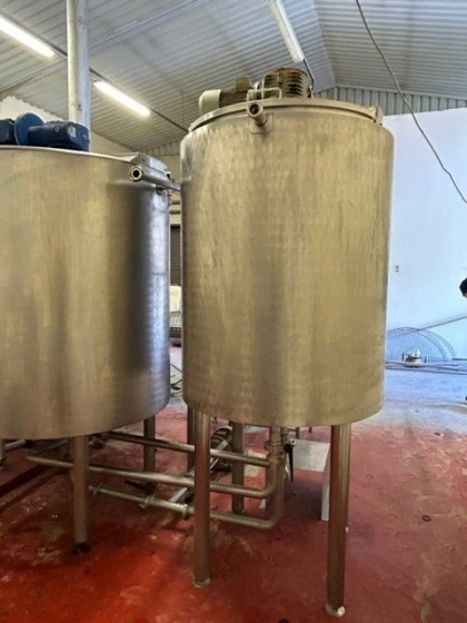 Cooling tanks with mixers Pic 02